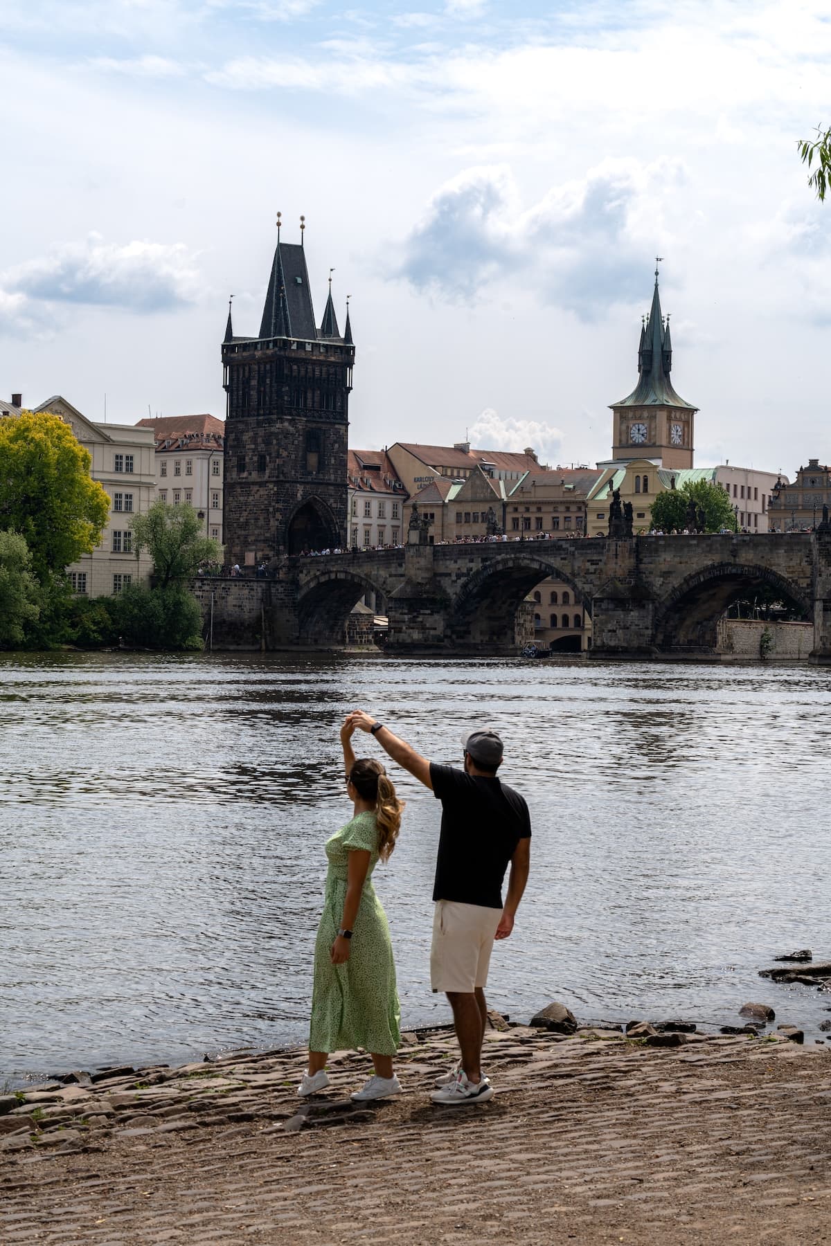 Joss y Adri viajando